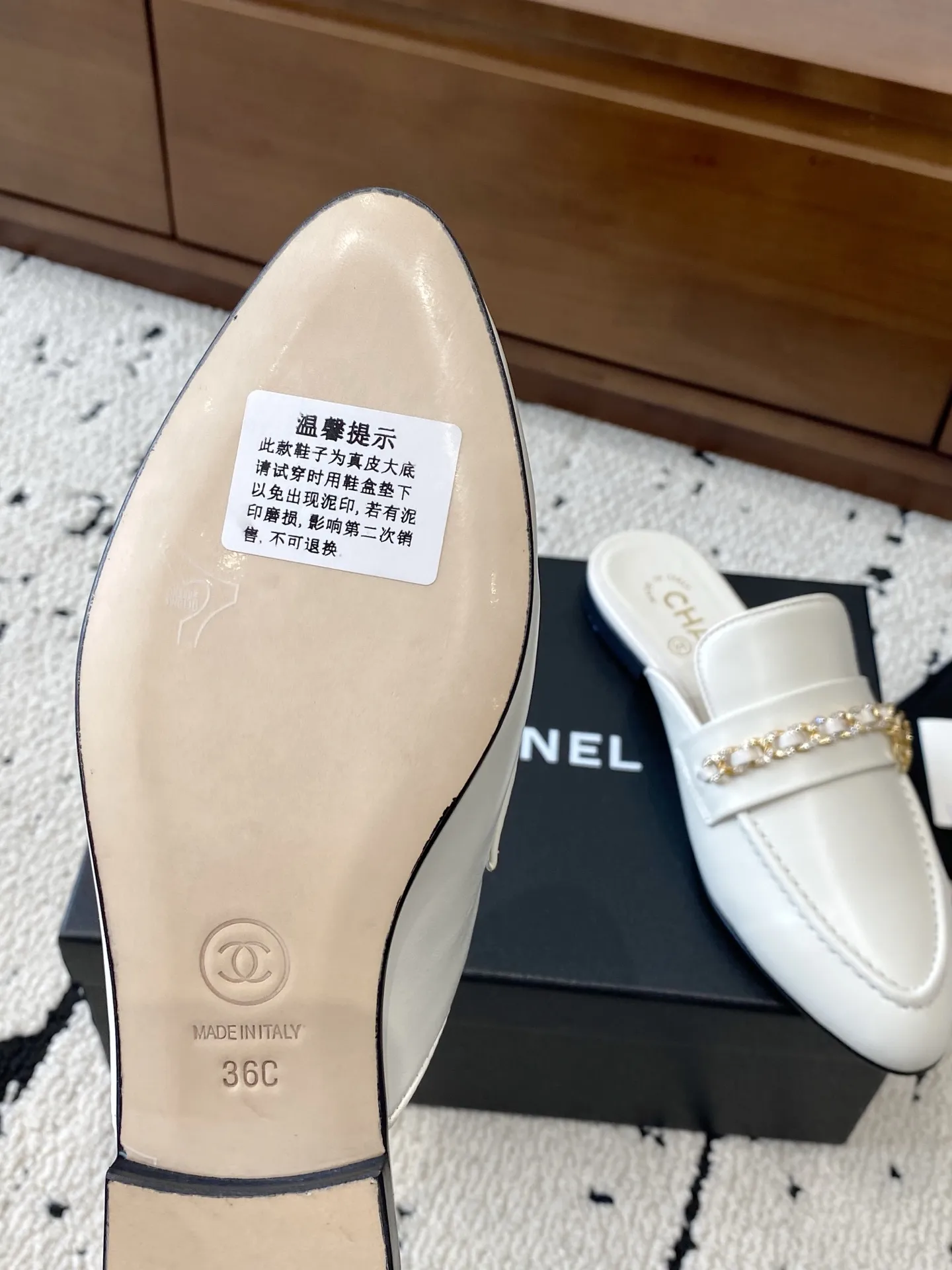 👟👟Ex-factory price 560👟👟 🍀CHANEL｜Chanel Chanel 25C early spring new product, chain buckle low-heeled pointed toe flat slippers, full of retro style, elegant shoe shape, very pleasing to look at. The pointed toe makes the feet become thinner and looks slender. The classic chain double C buckle is paired with a thick heel design. The shoe shape is particularly stylish and stylish. The upper is very elegant. The upper is made of top-grade lambskin and the lining is silk sheepskin. It is super comfortable. Italian imported cowhide outsole. Size: 35-39 (40/41 customized) 👉 👉 👉